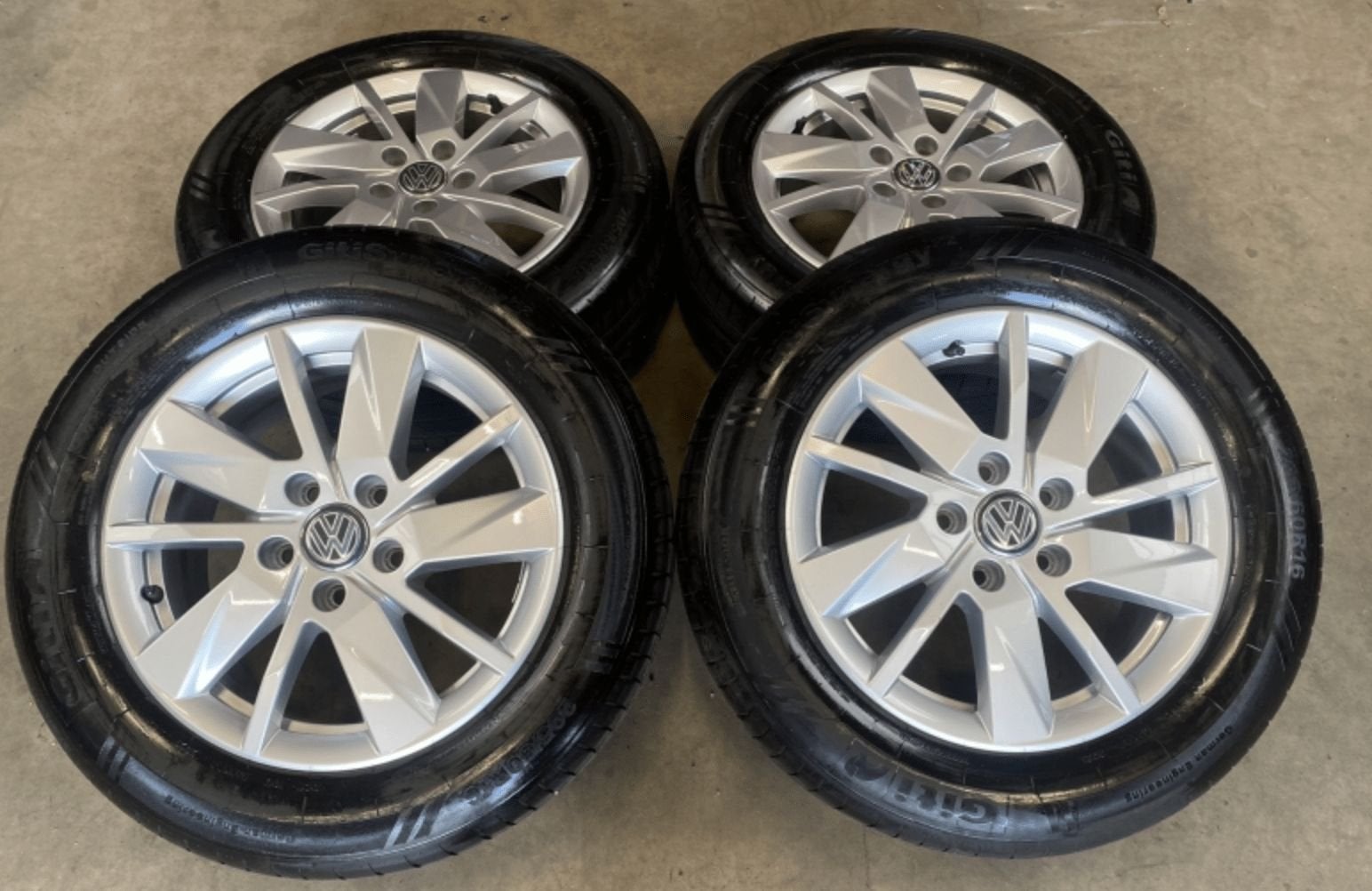 16 INCH ORIGINELE WIEN VELGEN + ZOMERBANDEN VW CADDY CARGO 2, Auto-onderdelen, Gebruikt, -, Band(en), Zomerbanden