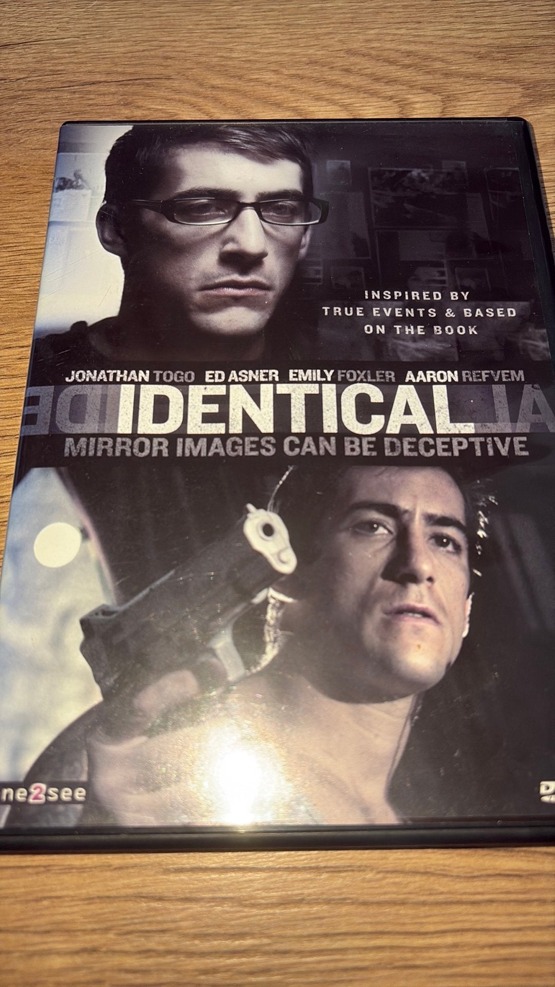 Identical met Jonathan Togo, Ed Asner en Emily Foxler., Cd's en Dvd's, Vanaf 16 jaar, Ophalen of Verzenden, Zo goed als nieuw