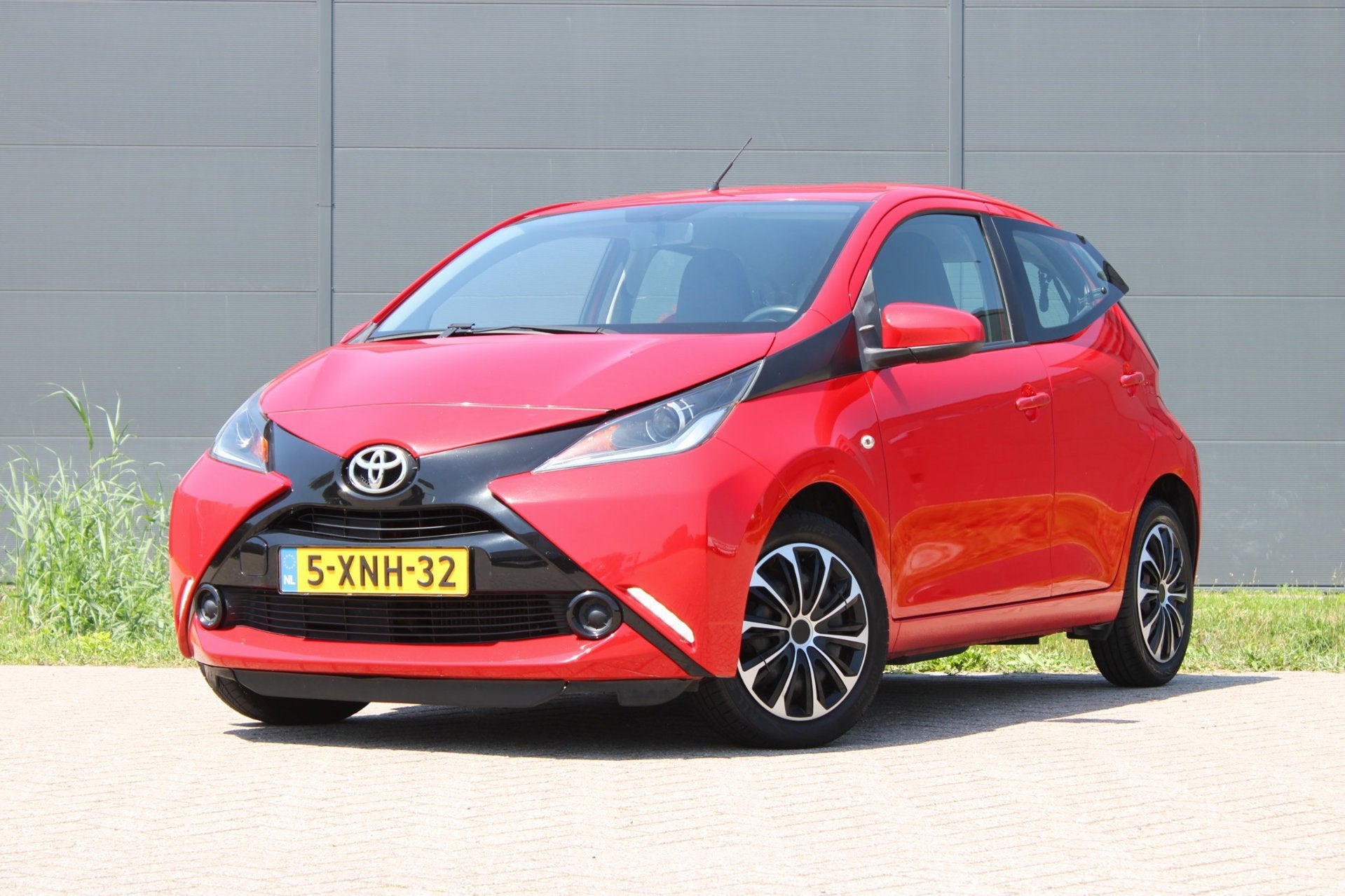 Toyota Aygo 1.0 VVT-i x-play Bluetooth AllSeason, Voorwielaandrijving, Euro 5, Stof, Zwart