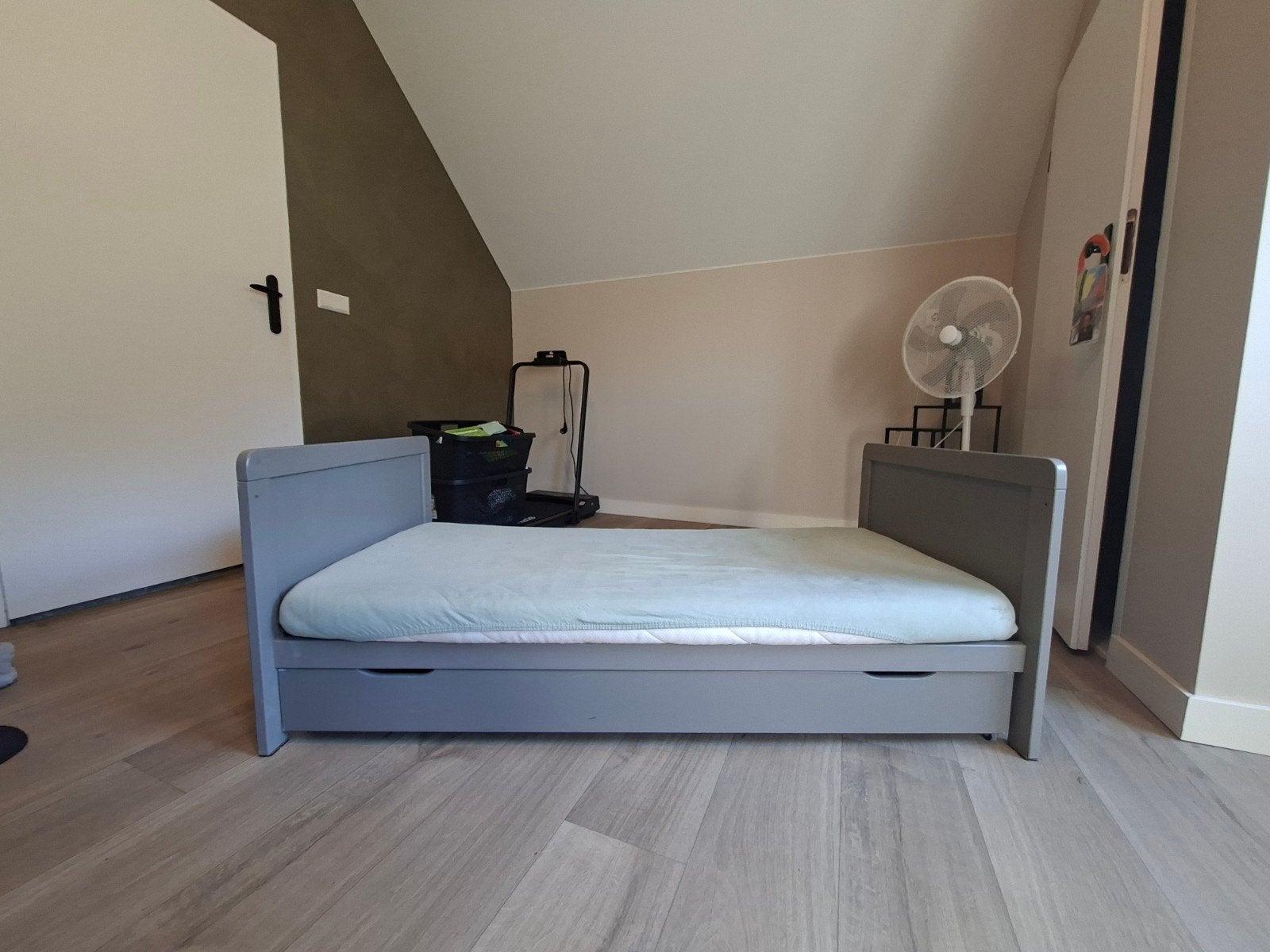 Grijs ledikant met lade - om te bouwen naar peuterbed 140x70, Ophalen, Gebruikt, Ledikant