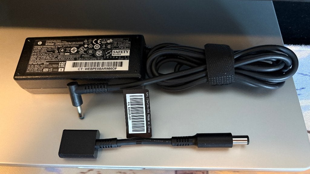 Originele HP voeding voor laptop met verloopstuk, Computers en Software, Laptop-opladers, Ophalen, Zo goed als nieuw, HP Adapter