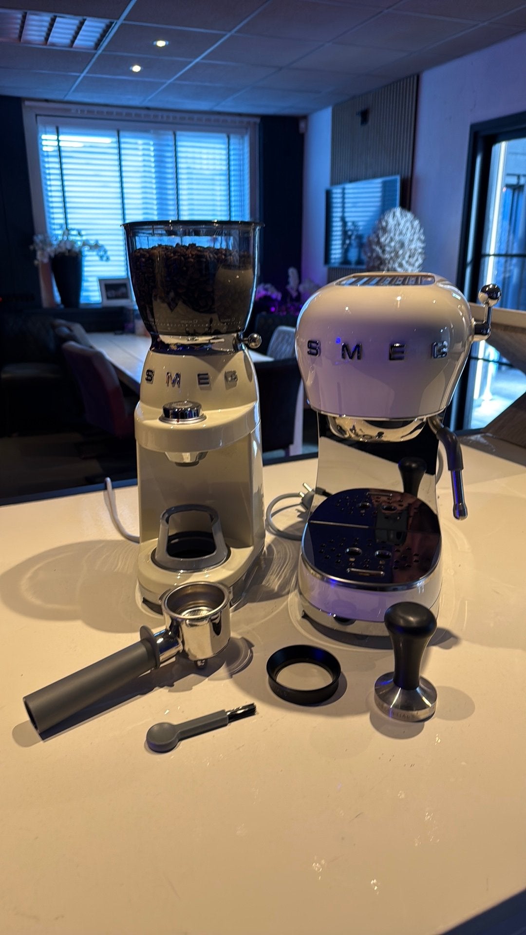 Smeg espressomachine en bonenmaler gloednieuw!, Ophalen, Nieuw