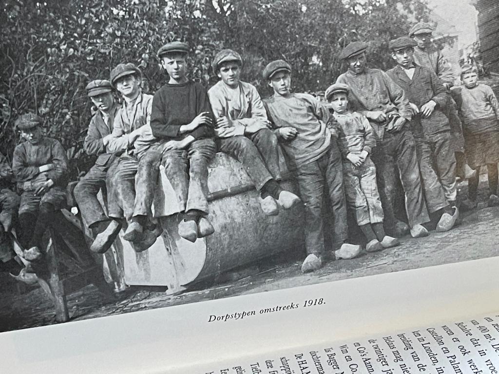 Sliedrecht, dorp van wereldvermaardheid  ir. W. Bos Jan 1969, Ophalen of Verzenden, 20e eeuw of later, Zo goed als nieuw