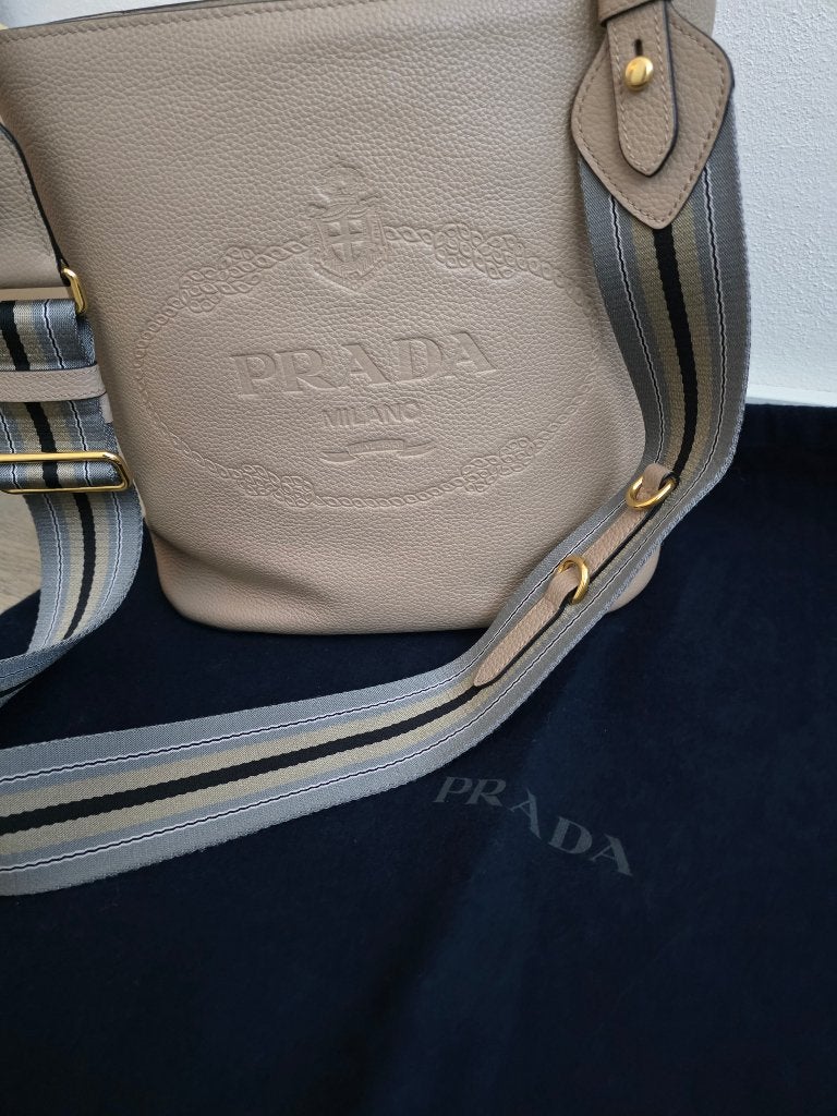 PRADA LEREN TAS MODEL SECCHIELO LOGO-EMBOSSED 100% ORIGINEEL, Ophalen of Verzenden, Nieuw, Beige, Handtas