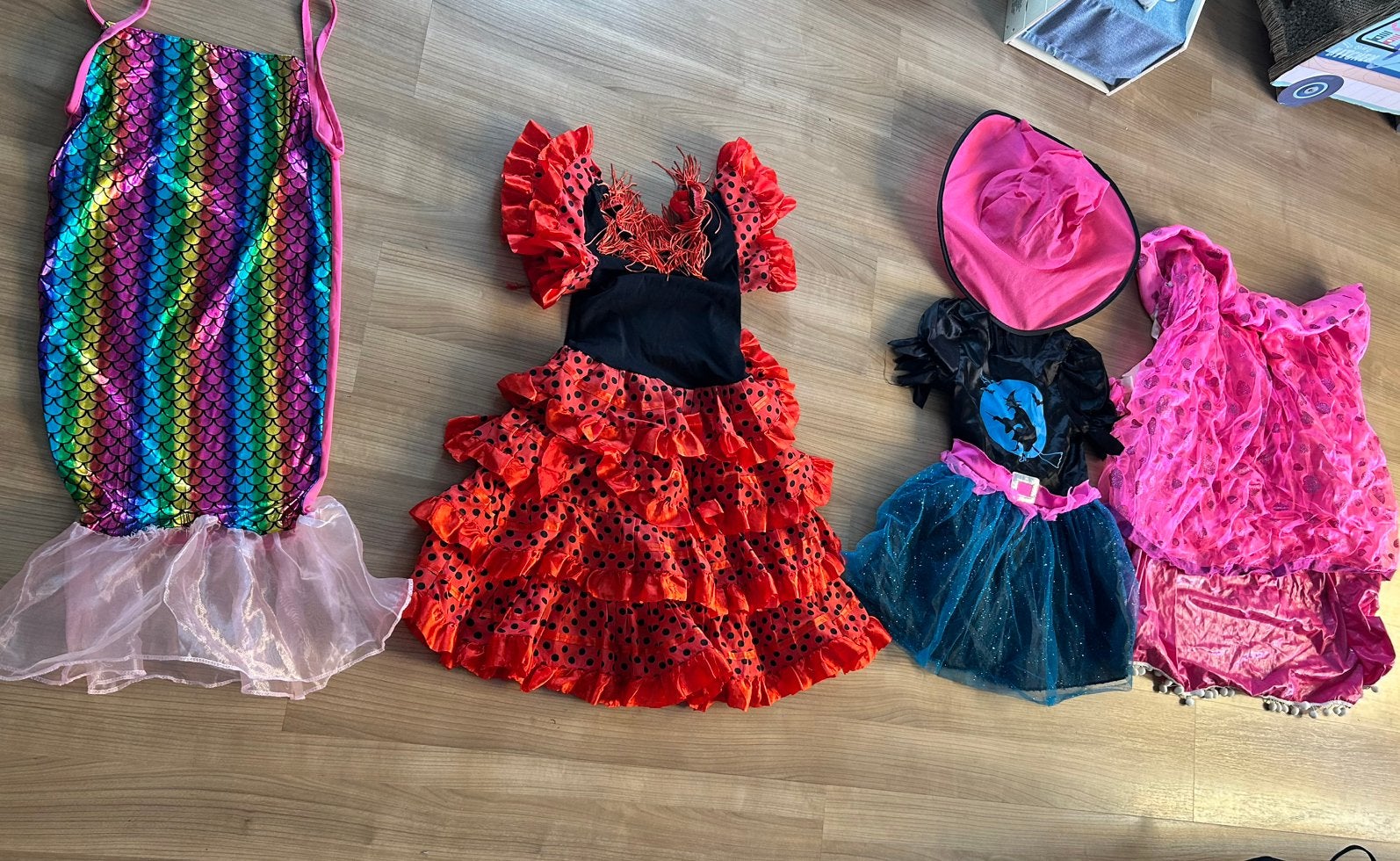 Verkleedkleren set maat 128 (5-7 jaar) 4 stuks, Kinderen en Baby's, Kinderkleding | Mutsen, Sjaals en Handschoenen, Ophalen, Zo goed als nieuw