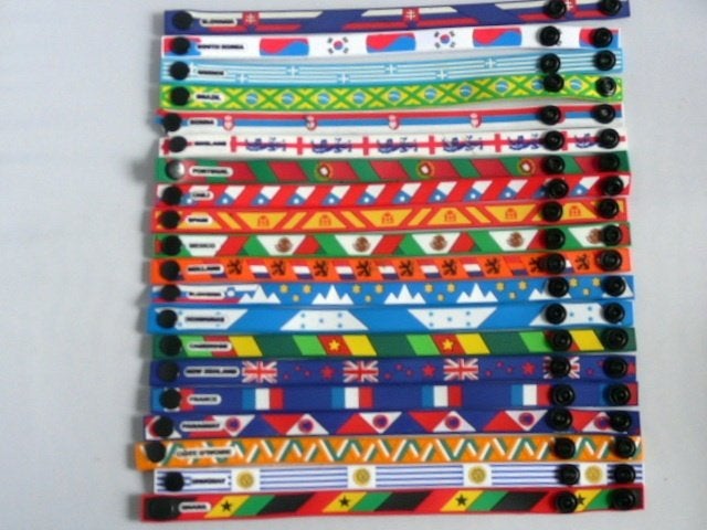 W.K. voetbal # 27 verschillende Polsbandjes, Ophalen of Verzenden, Zo goed als nieuw, Buitenlandse clubs, Poster, Plaatje of Sticker