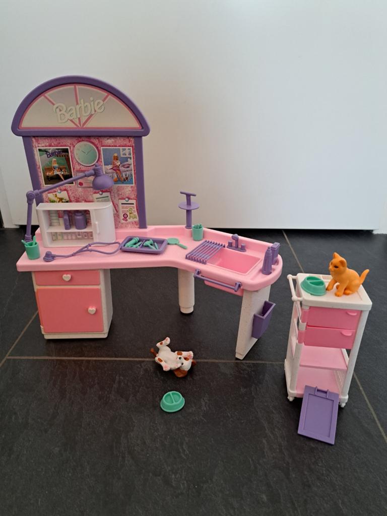 Vintage Barbie Dierenarts Centrum Love ’N Care 1996 compleet, Ophalen of Verzenden, Zo goed als nieuw, Barbie