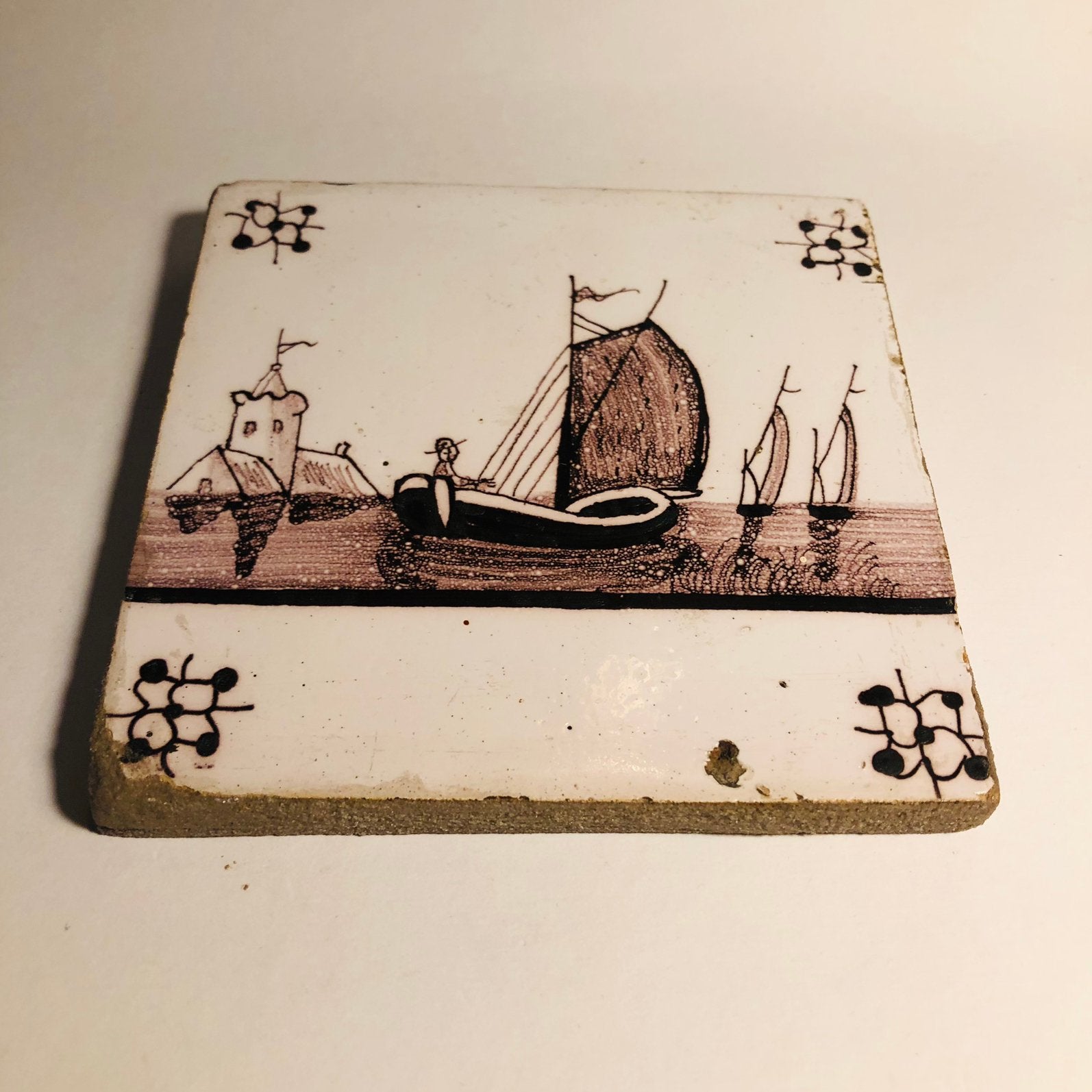 Antieke tegel met bootjes (botter) tijdens hoog water, Ophalen of Verzenden