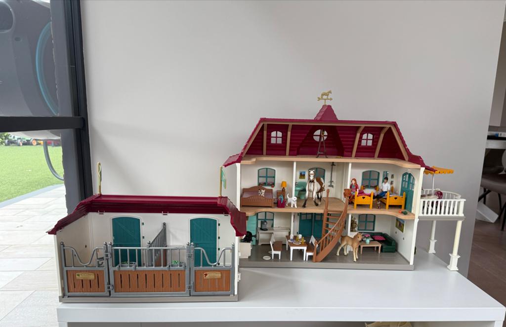 Schleich huis met meubels, accessoires en paarden, Ophalen of Verzenden, Gebruikt, Meisje