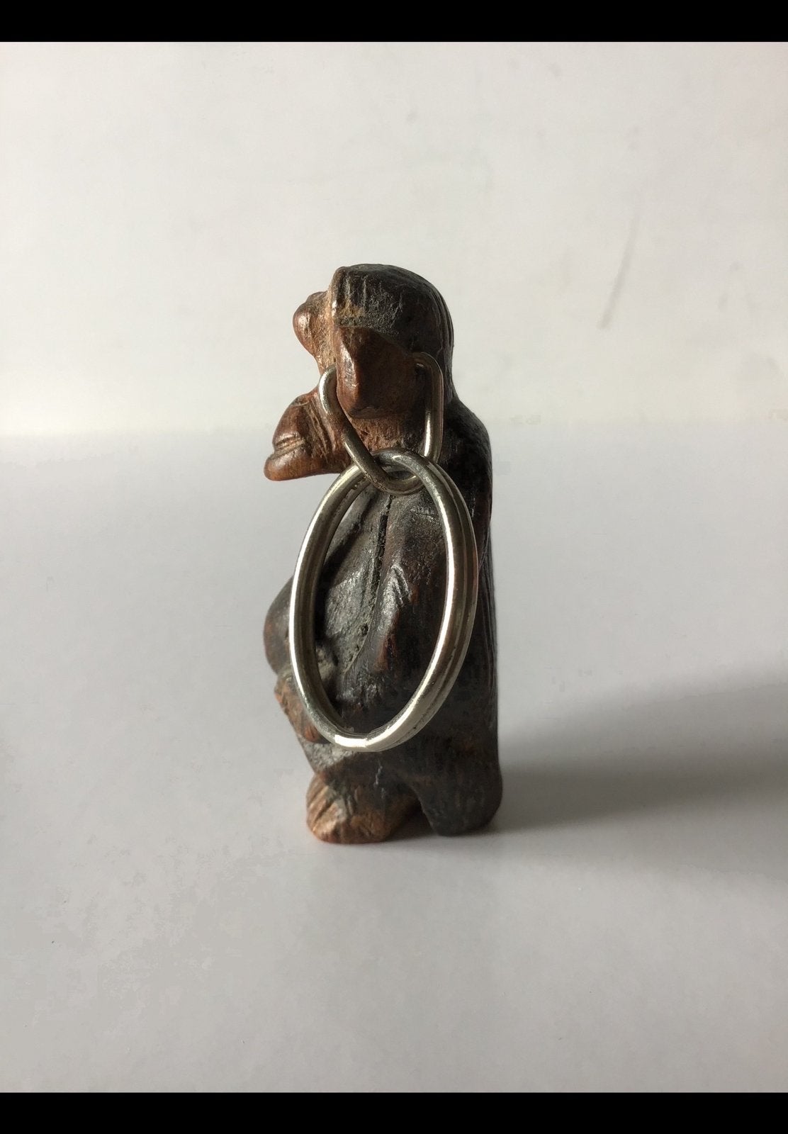 Klein houten aapje. Handgestoken houtsnijwerk. Sleutelhanger, Ophalen of Verzenden