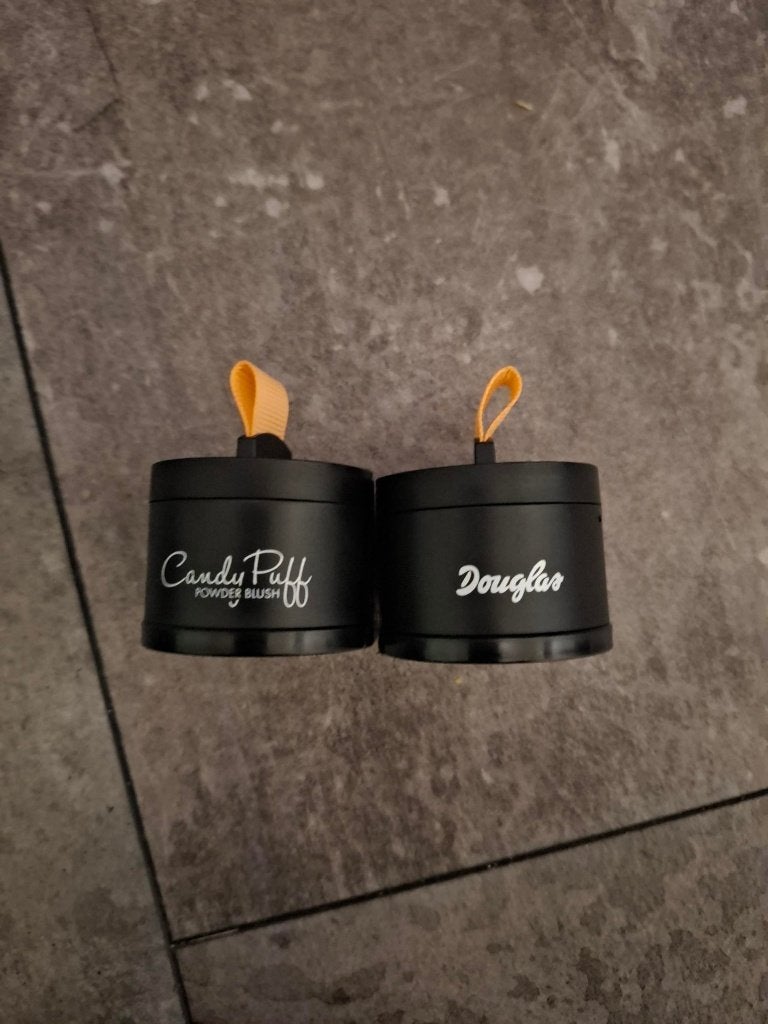 2 Nieuwe Douglas candy puff (advr 23), Wangen, Overige kleuren, Nieuw, Ophalen of Verzenden