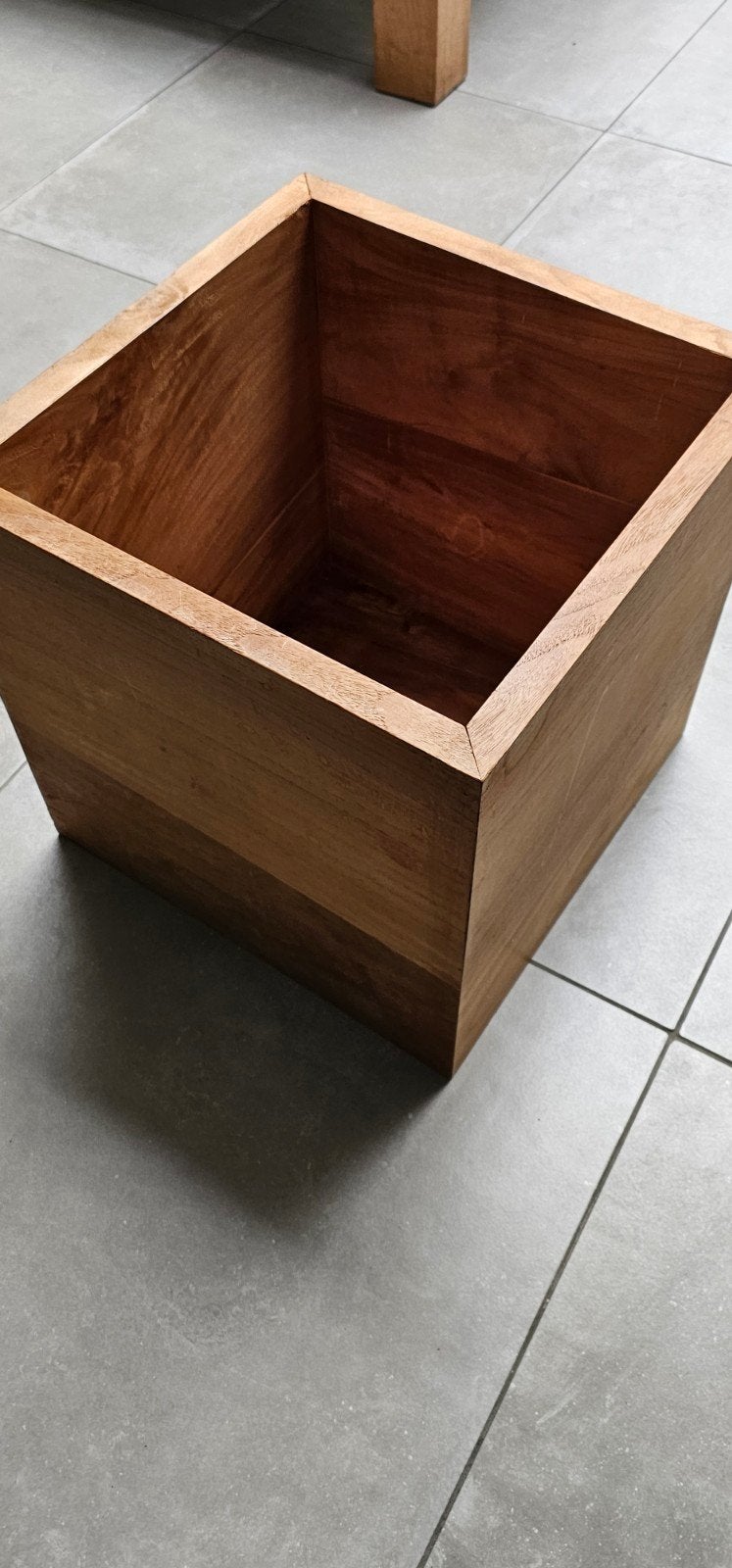 Teakhouten kubus ,bak ,kranten ,planten, bijzettafel..., Huis en Inrichting, Woonaccessoires | Kisten, Ophalen, Minder dan 50 cm