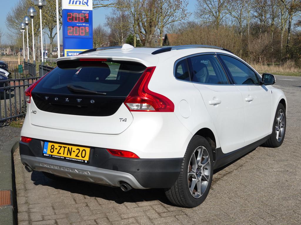 Volvo V40 Cross Country 1.6 T4 180PK Ocean Race PANO | VOL L, Auto's, Volvo, Voorwielaandrijving, Gebruikt, 4 cilinders, 179 pk