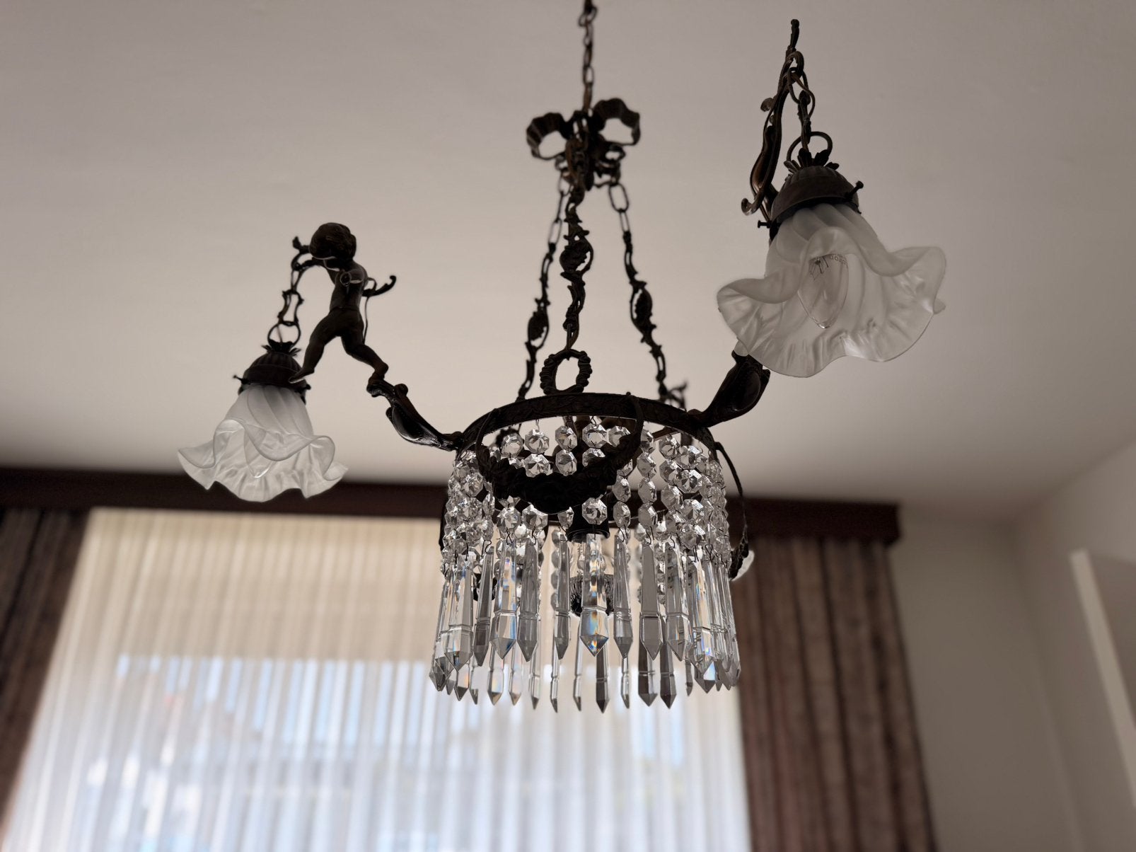 Bronzen hanglamp met engelen en kristalglas, Ophalen, Gebruikt, Glas, Authentiek, vintage