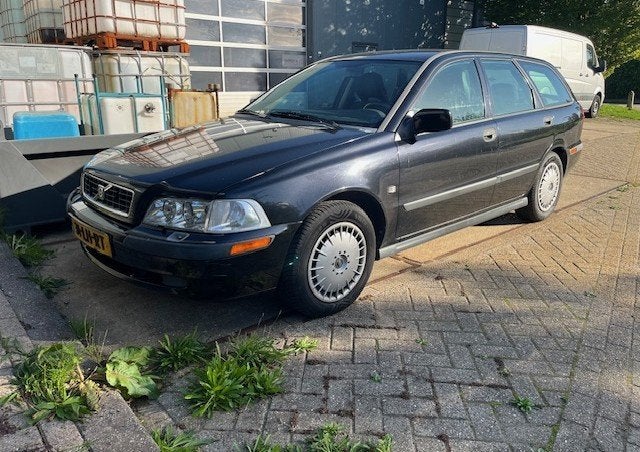 Volvo V40 1.8 2003 Zwart, Voorwielaandrijving, Stof, Zwart, 4 cilinders