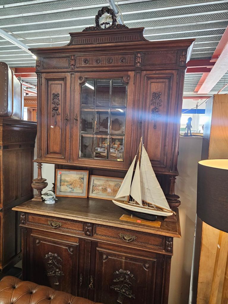 Antieke Eiken Buffetkast met Vitrine en Snijwerk, Ophalen of Verzenden