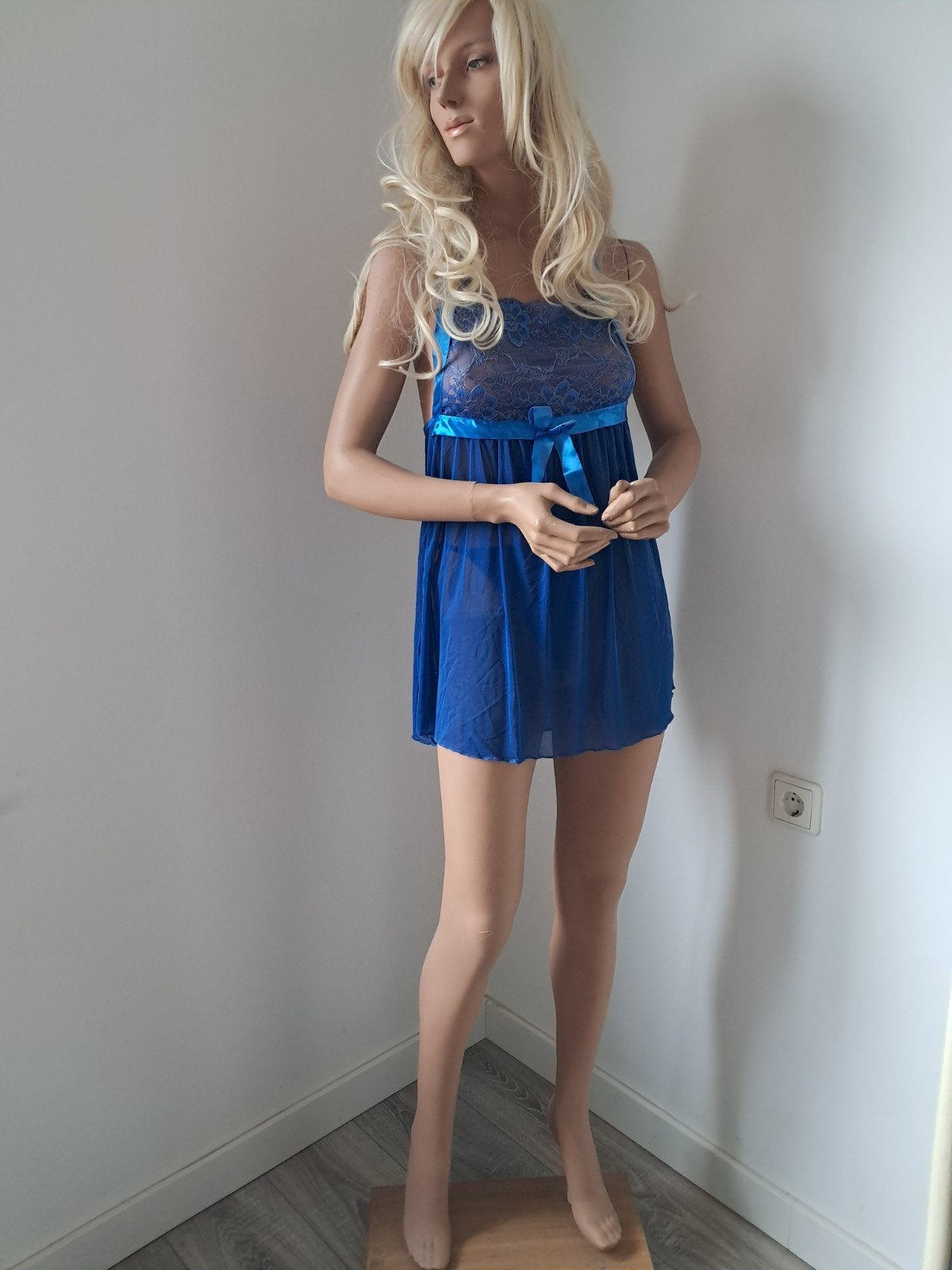 Mannequin met blonde pruik en blauw nachthemd, Ophalen