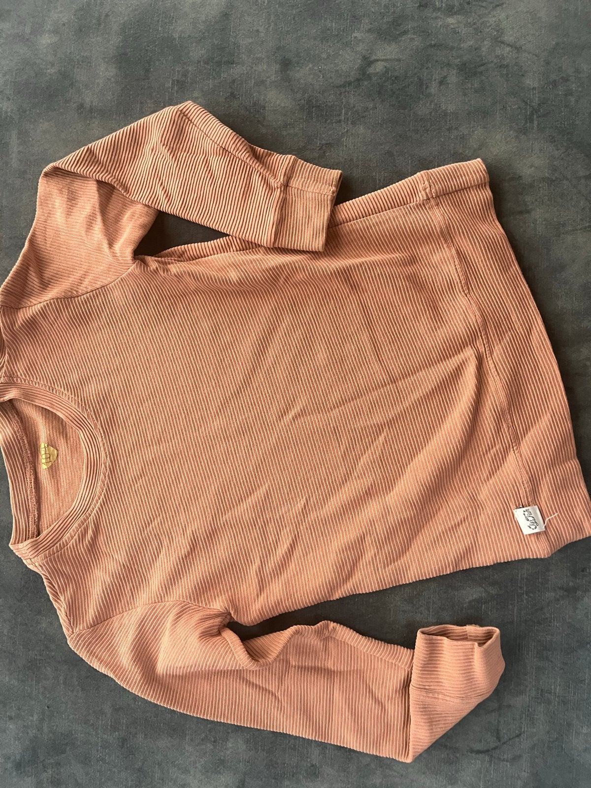 Geribbelde longsleeve in terracotta kleur, Kinderen en Baby's, Kinderkleding | Overige, Ophalen of Verzenden, Gebruikt, Jongen of Meisje