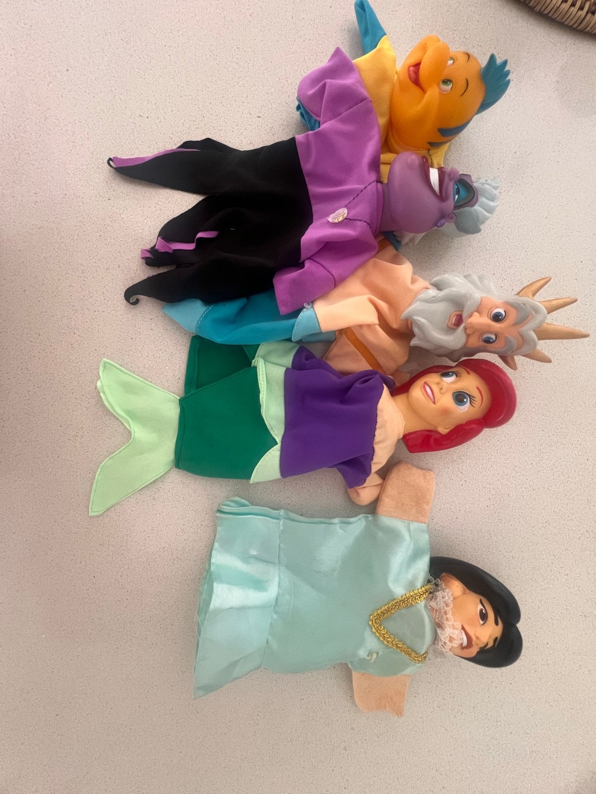 Disney handpoppen: De Kleine Zeemeermin en Jasmine, Ophalen of Verzenden, Pocahontas of Kl. Zeemeermin, Gebruikt, Knuffel
