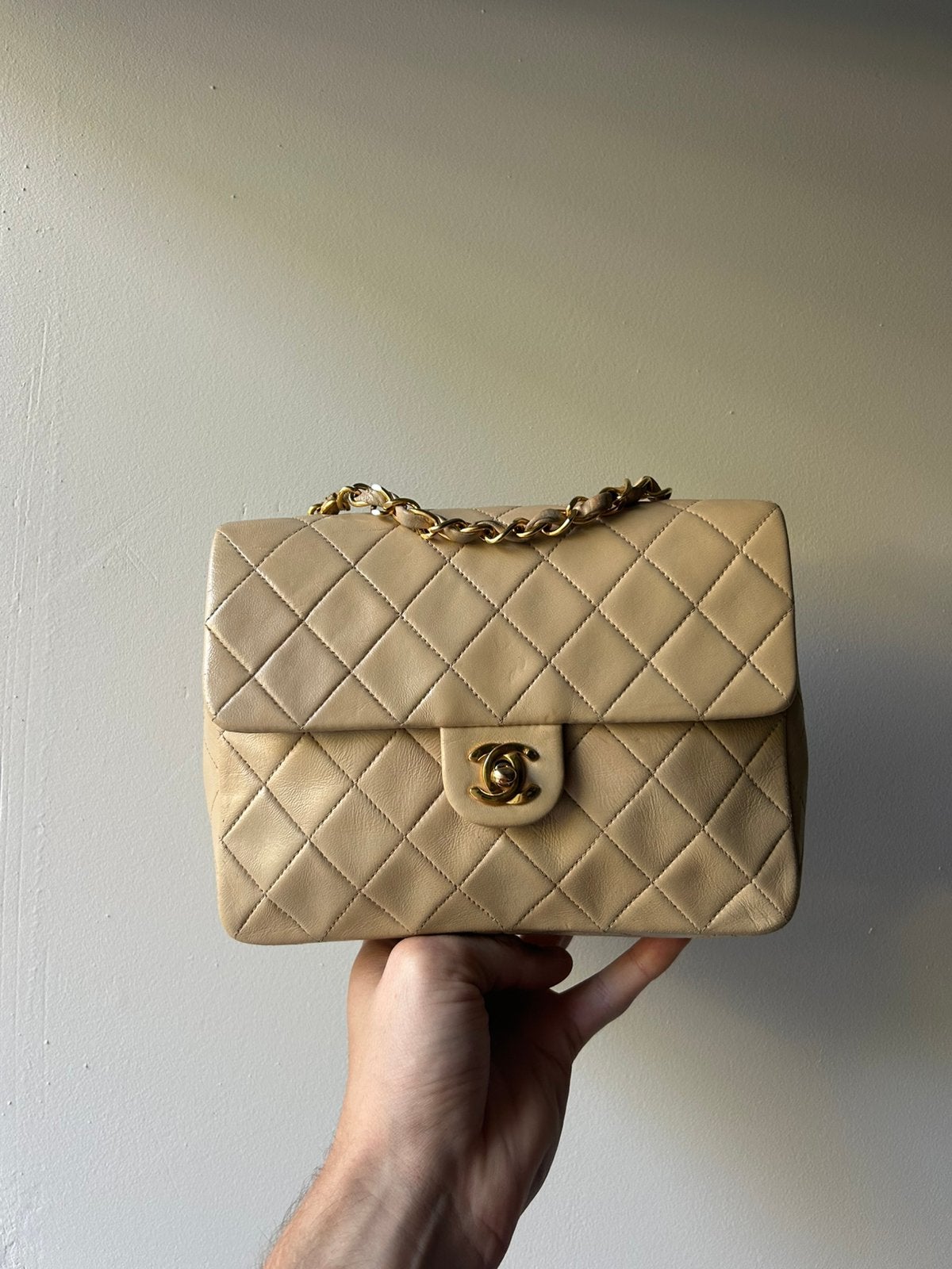 Chanel classic flap beige, Ophalen of Verzenden, Zo goed als nieuw, Beige, Schoudertasje