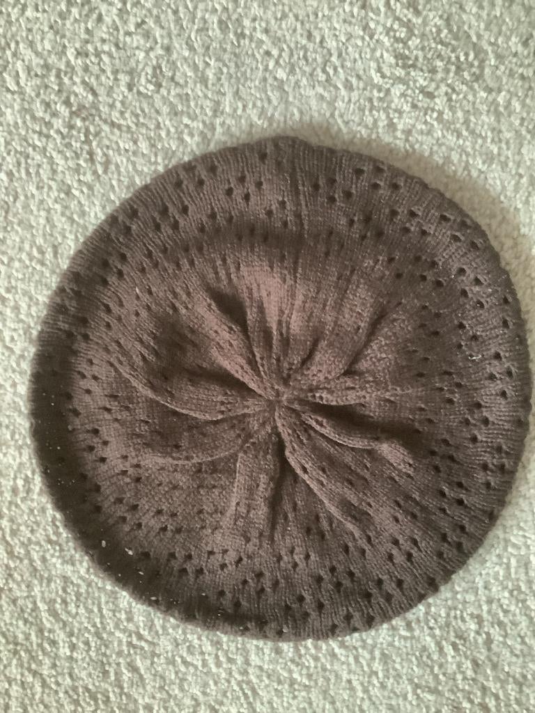 Bruine baret, pofpet, muts open werkje; ONGEBRUIKT, NIEUW, Ophalen of Verzenden, Nieuw, Maat 38/40 (M), Muts