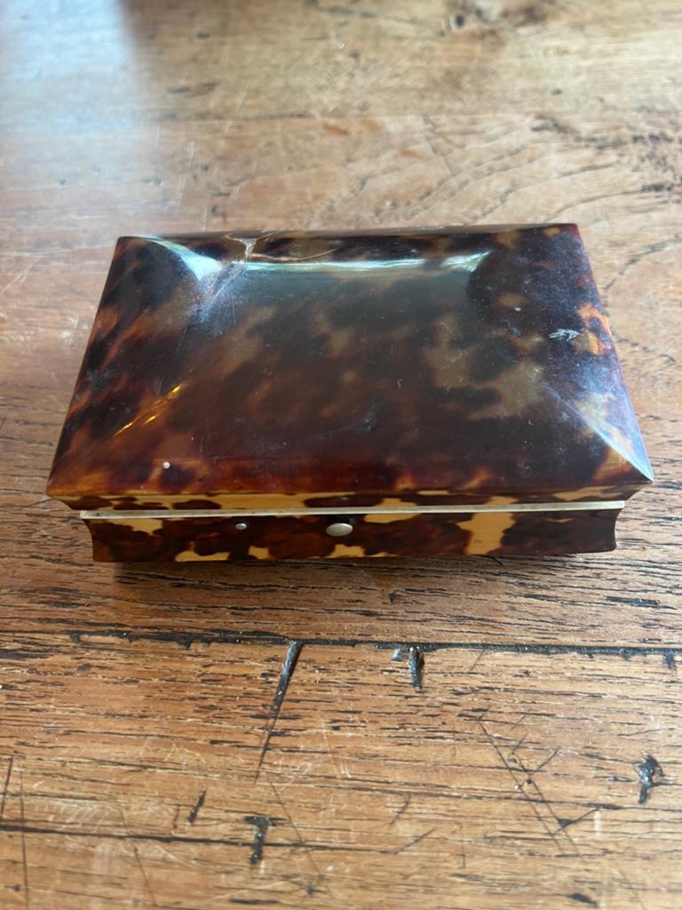 Antiek Schildpaddoosje met Scheur in Deksel - Circa 1920, Antiek en Kunst, Ophalen of Verzenden