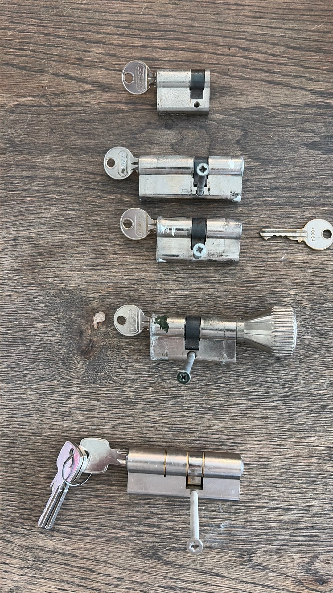 Set (4) gelijksluitende cilindersloten + 1 extra, Ophalen of Verzenden, Gebruikt, Chroom, Slot