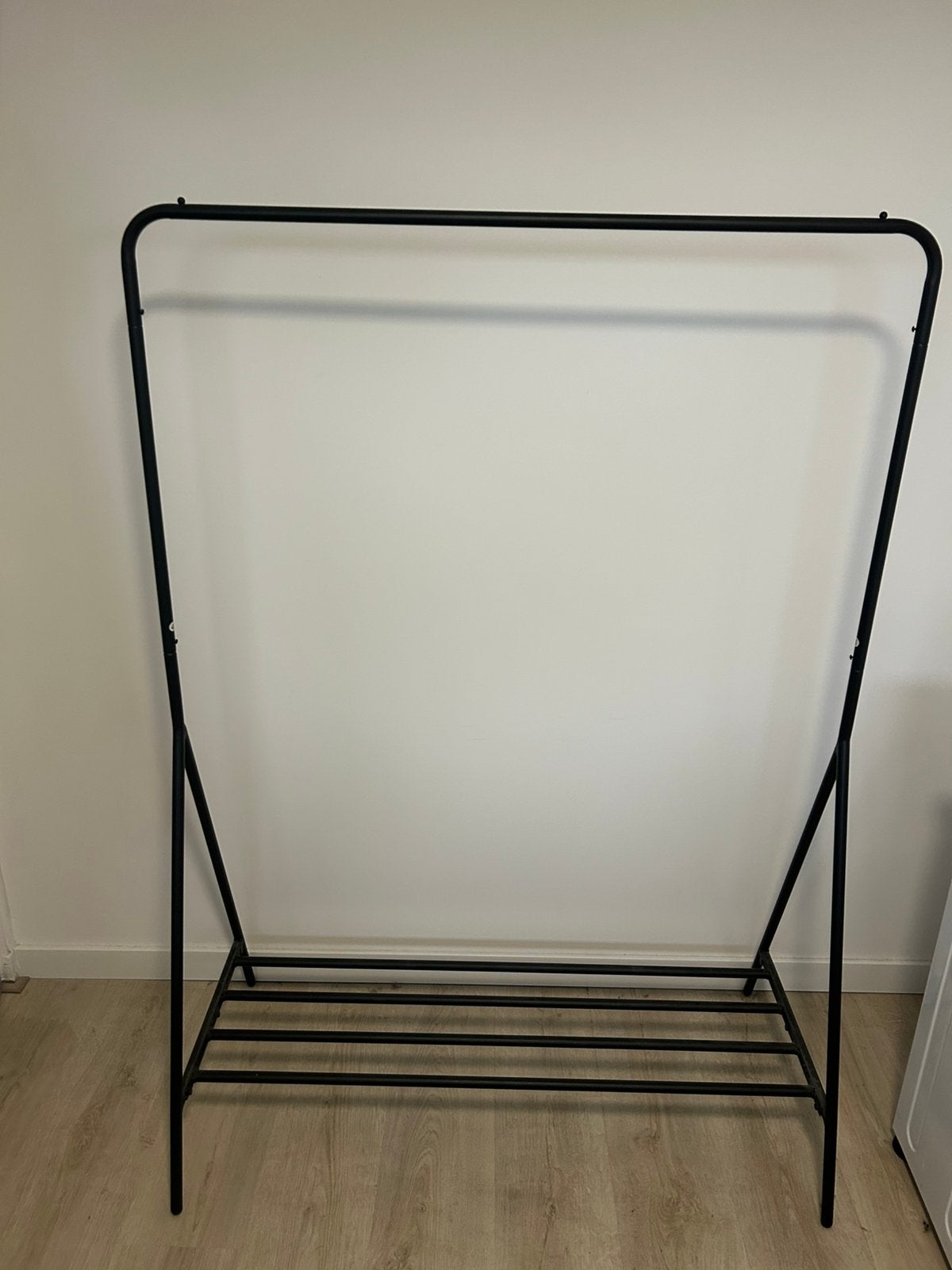 IKEA Mulig kledingrek zwart met onderplank, Ophalen, Zo goed als nieuw