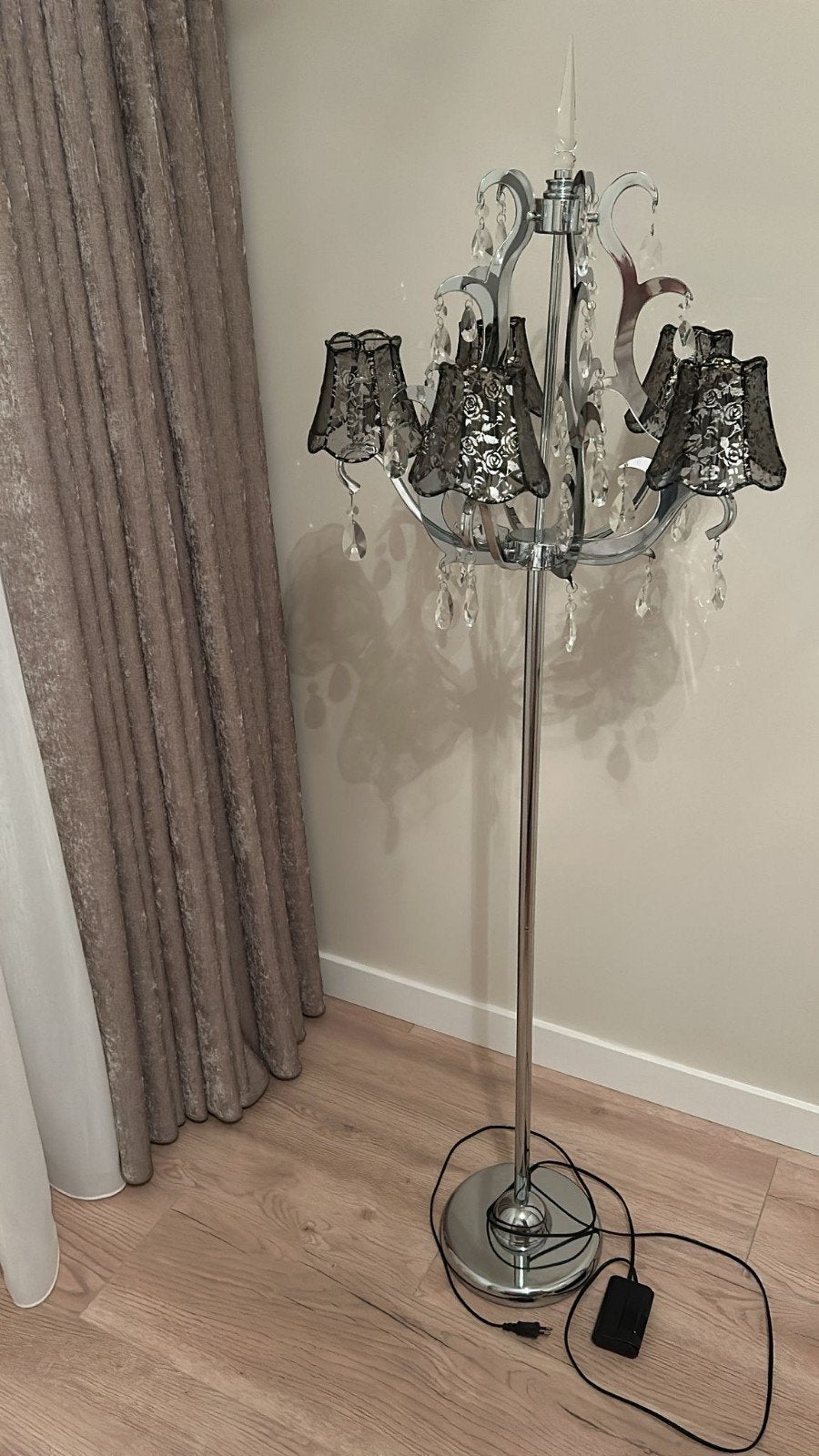 Elegante staande lamp met kristallen en zwarte kappen, Klassiek, Glamour, Metaal, Ophalen of Verzenden, Zo goed als nieuw