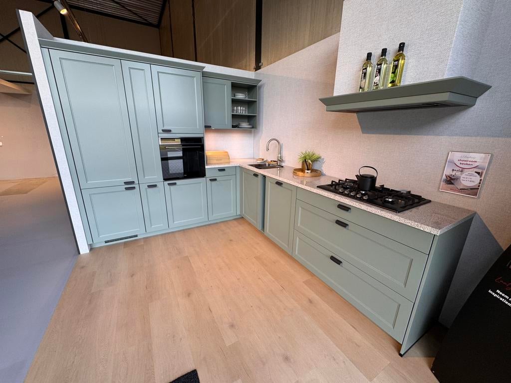 Landelijke showroom keuken met composiet werkblad, Huis en Inrichting, Keuken | Complete keukens, Ophalen, Zo goed als nieuw