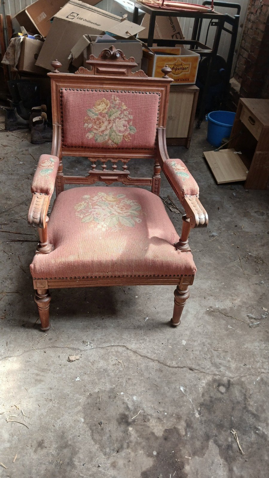 Antieke fauteuil met handgeborduurde bekleding, Ophalen