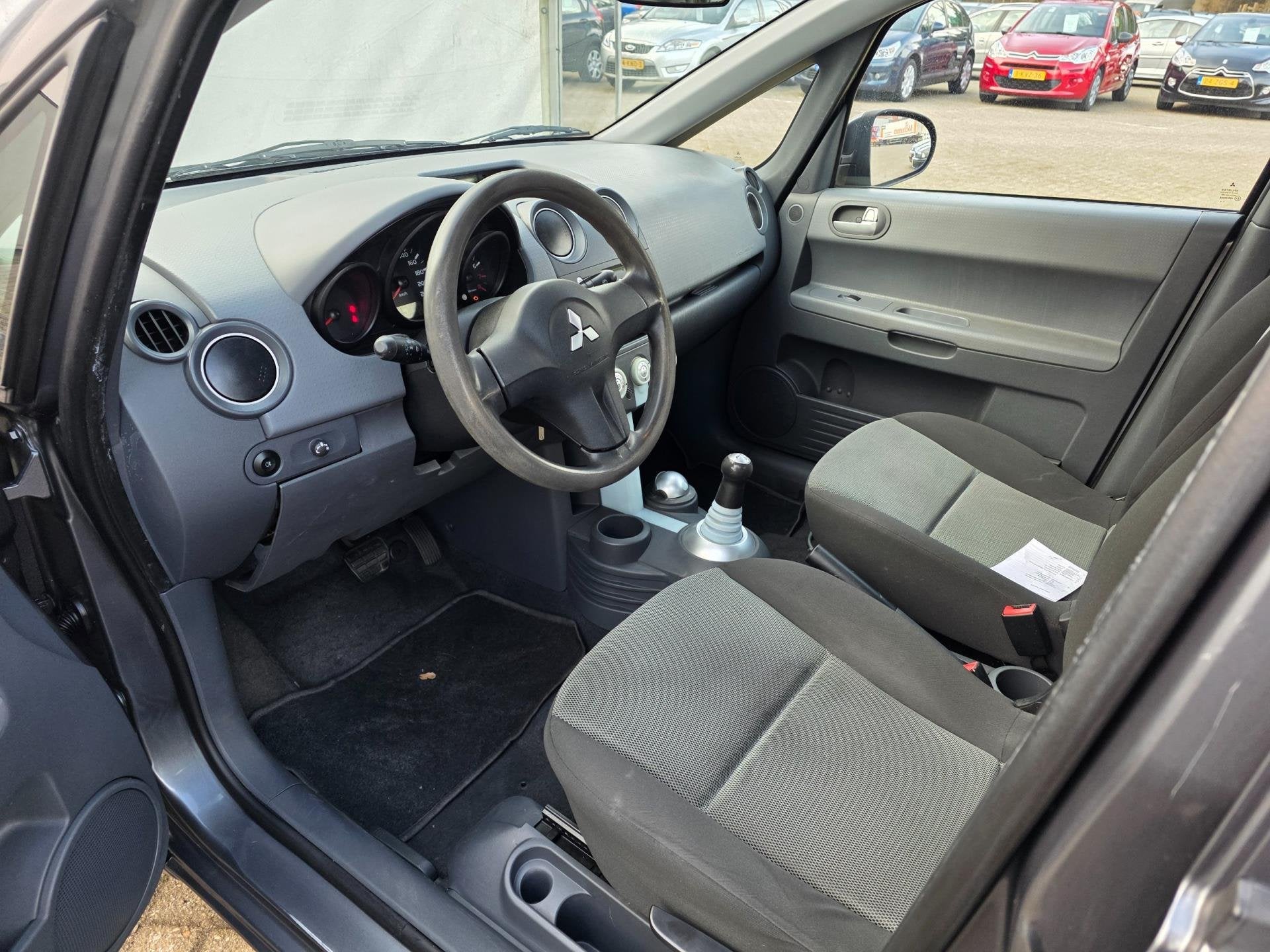 Mitsubishi Colt 1.3 Invite AUTOMAAT/airco *apk:01-2027*, Auto's, Mitsubishi, Stof, Gebruikt, Zwart, Colt