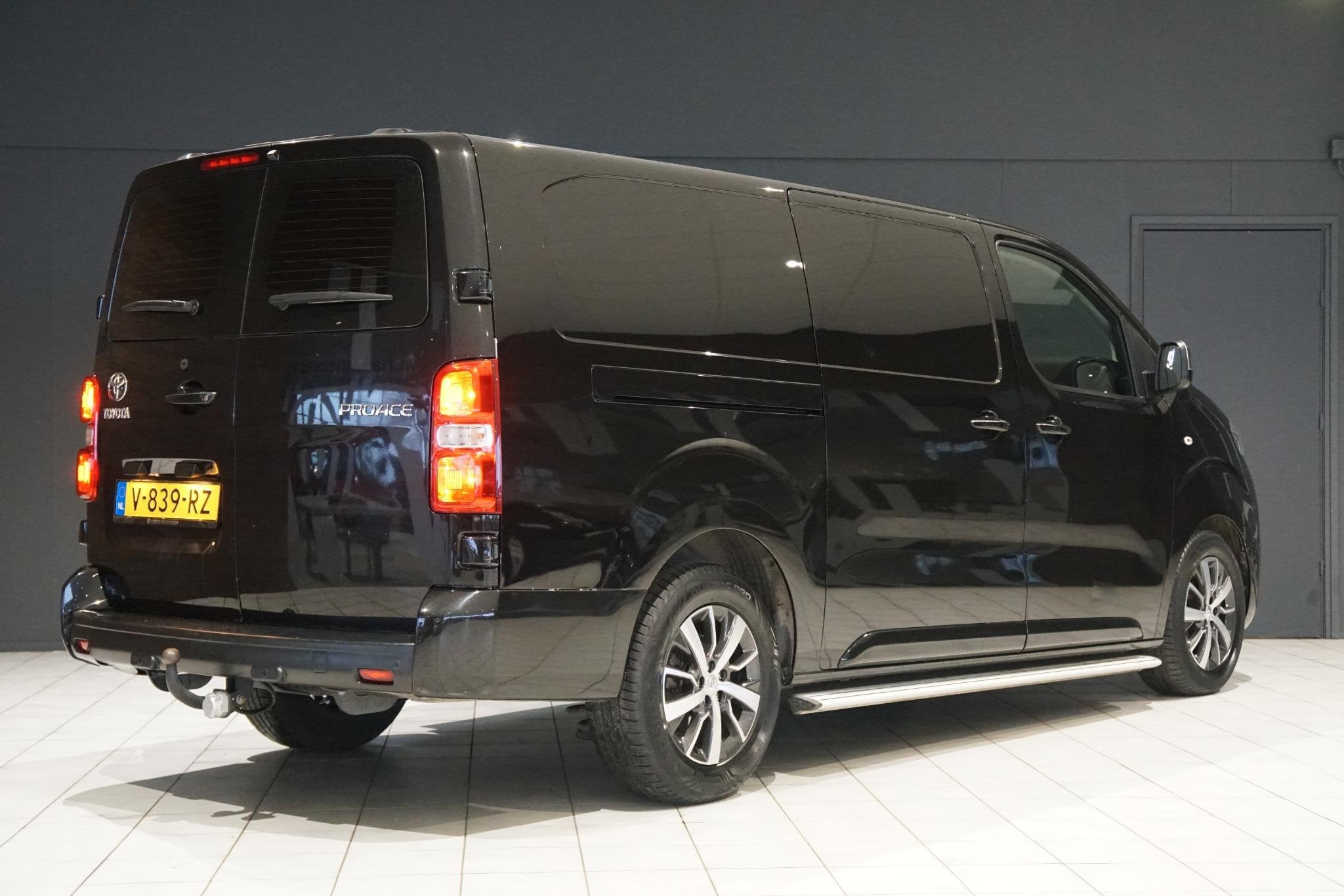 Toyota PROACE Worker 2.0 D-4D Professional Long AUT. + LEDER, Auto's, Gebruikt, Euro 6, 4 cilinders, Zwart