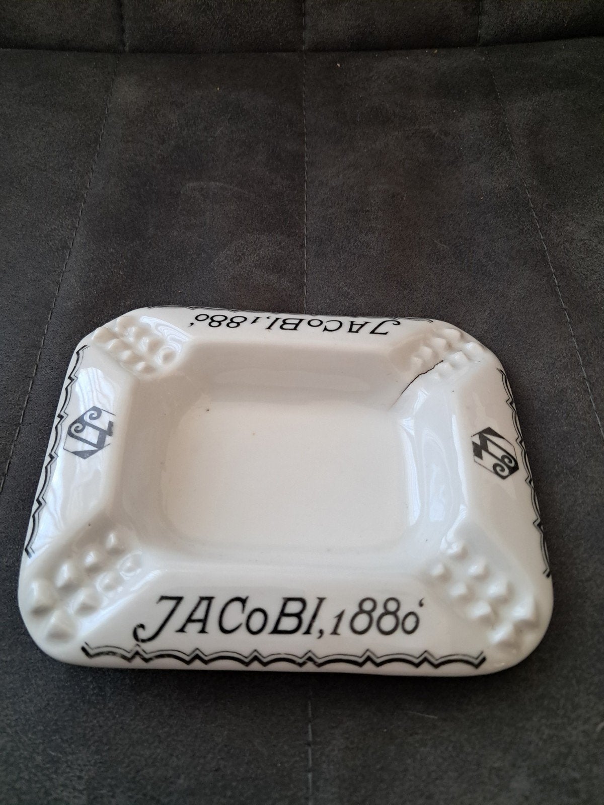 Jacobi 1880 asbak porcelein, Ophalen