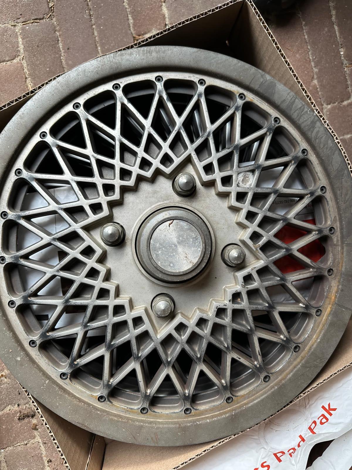 Te koop : Wieldoppen Chrysler Le Baron 39cm, € 10,-, Ophalen, Zo goed als nieuw