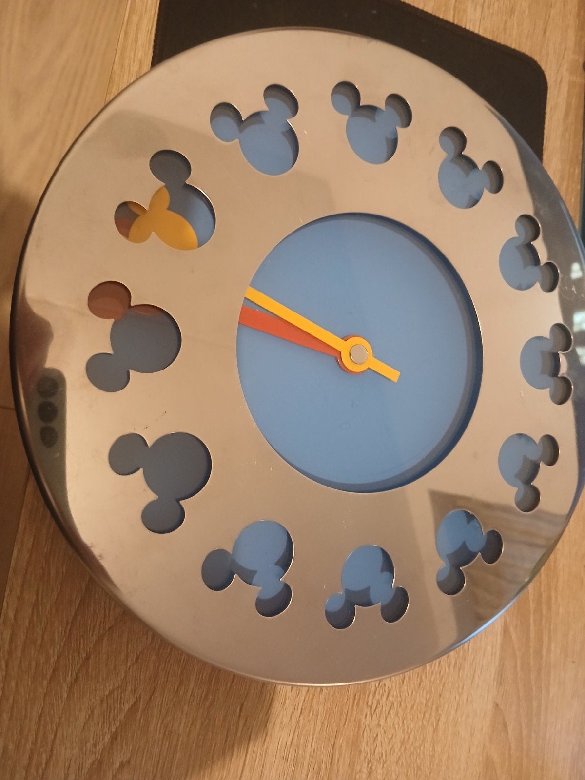 Mickey Mouse Wandklok - Zilver/Blauw - Werkt op batterijen, Ophalen of Verzenden, Zo goed als nieuw