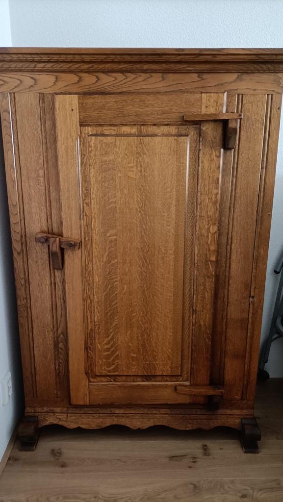 Eiken kast, Ophalen