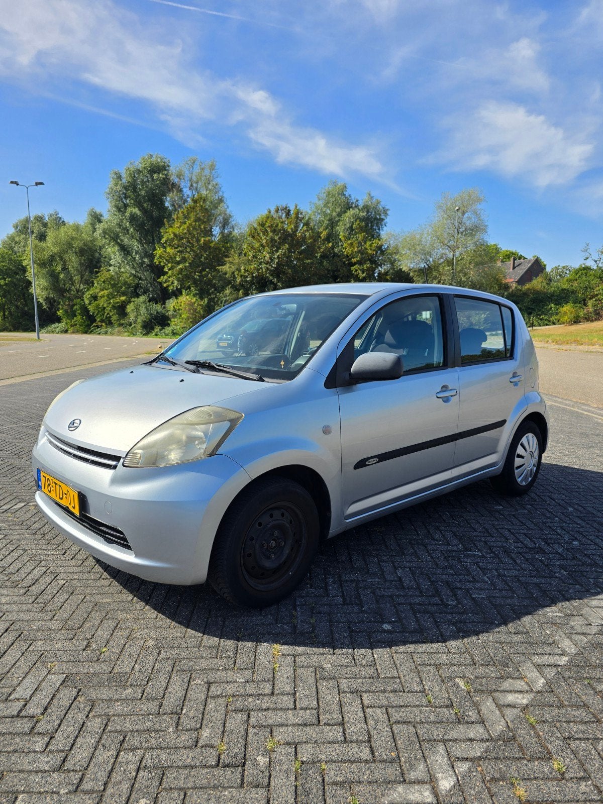 Daihatsu Sirion 1.0 51KW 2006 Grijs, Voorwielaandrijving, Handgeschakeld, 3 cilinders, Zilver of Grijs