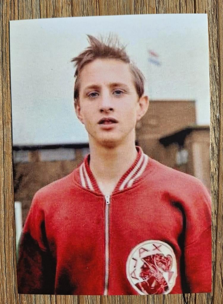 Ansichtkaart jonge Johan Cruijff in AJAX trainingsjack, Ophalen of Verzenden, Nieuw, Ajax, Overige typen