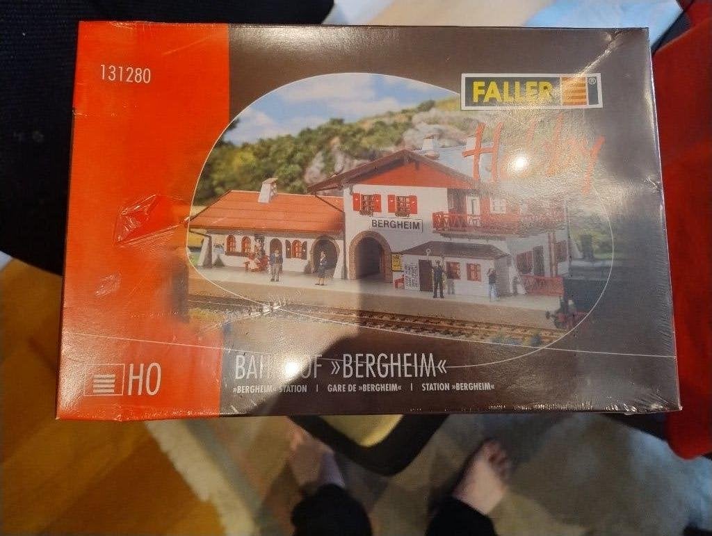 Faller 131280 – Bahnhof “Bergheim” (H0), Hobby en Vrije tijd, Overige merken, Gelijkstroom of Wisselstroom, Brug, Tunnel of Gebouw
