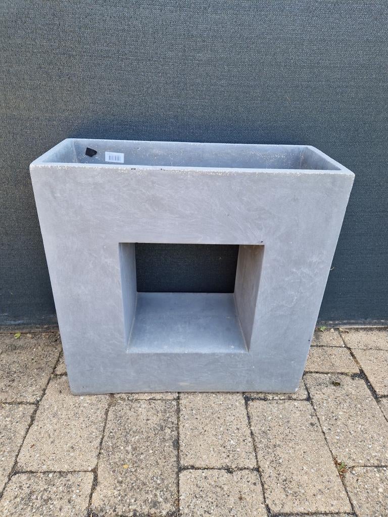 Grote grijze plantenbak met uniek design, Tuin en Terras, Bloembakken en Plantenbakken, Ophalen