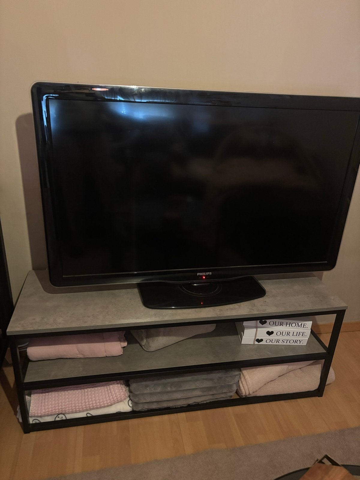 JYSK DOKKEDAL TV-meubel - Betonlook/Zwart, Ophalen, Gebruikt, 100 tot 150 cm, Minder dan 100 cm