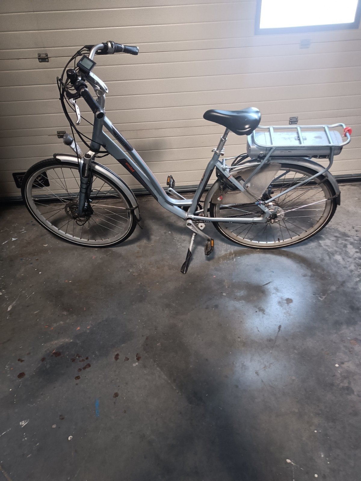Amslod elektrische fiets - Goed onderhouden, 51 tot 55 cm, Ophalen, Gebruikt, 30 tot 50 km per accu
