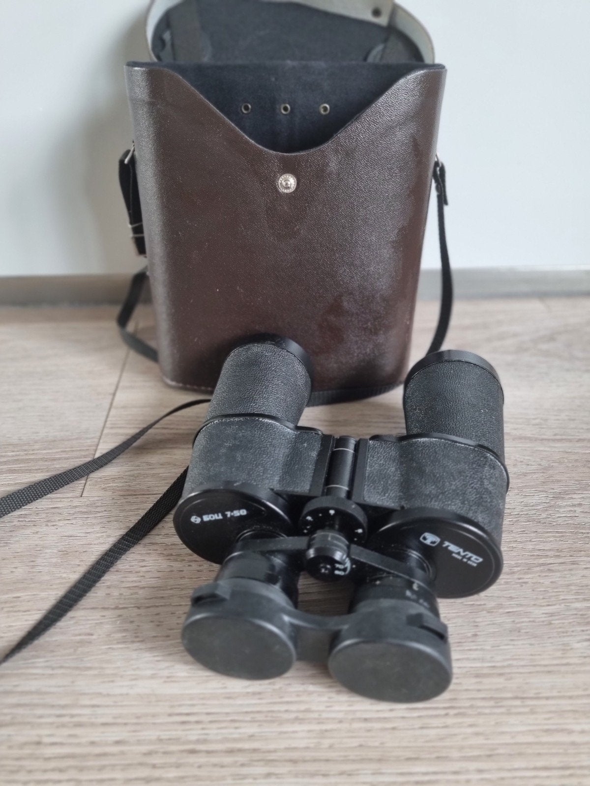 Vintage Tento 7x50 verrekijker USSR met leren tas

Aangebode, Ophalen of Verzenden, Porro (met knik)