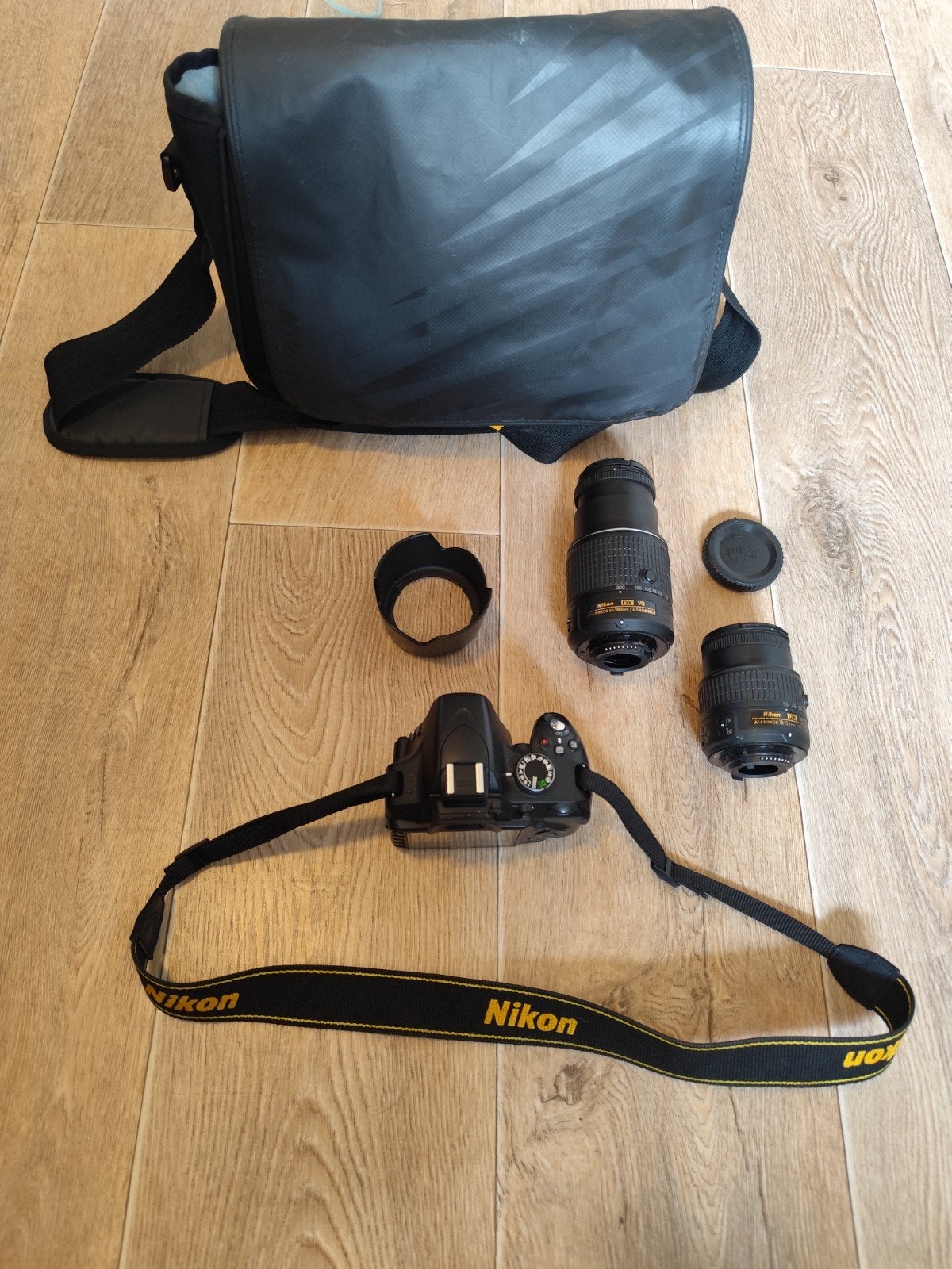 Nikon D3200 Spiegelreflexcamera + 2 Nikon VR lenzen + access, Ophalen of Verzenden, Zo goed als nieuw, Schoudertas, Overige merken