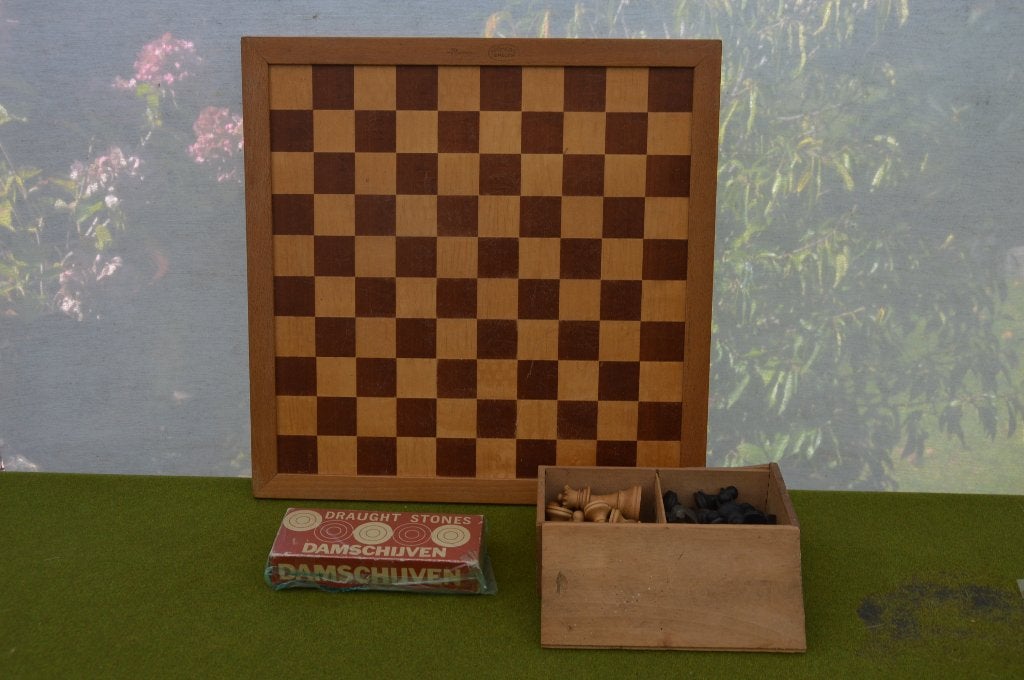 Vintage Homas Spielen schaakbord met oude schaakstukken 40cm, Een of twee spelers, Ophalen of Verzenden, Gebruikt, Homas Spelen