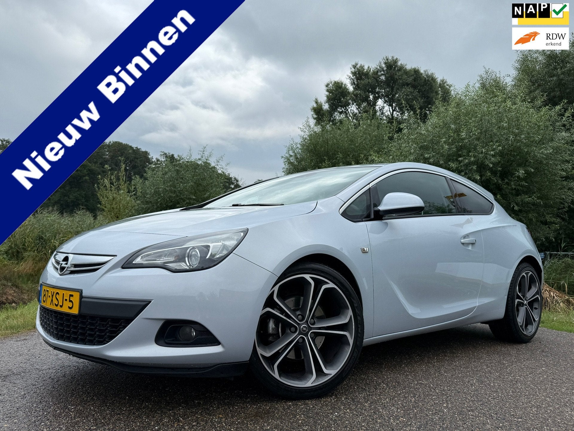 Opel Astra GTC 1.4 Turbo Sport / 20" Velgen / Navi / Clima /, Voorwielaandrijving, Stof, Gebruikt, Zwart