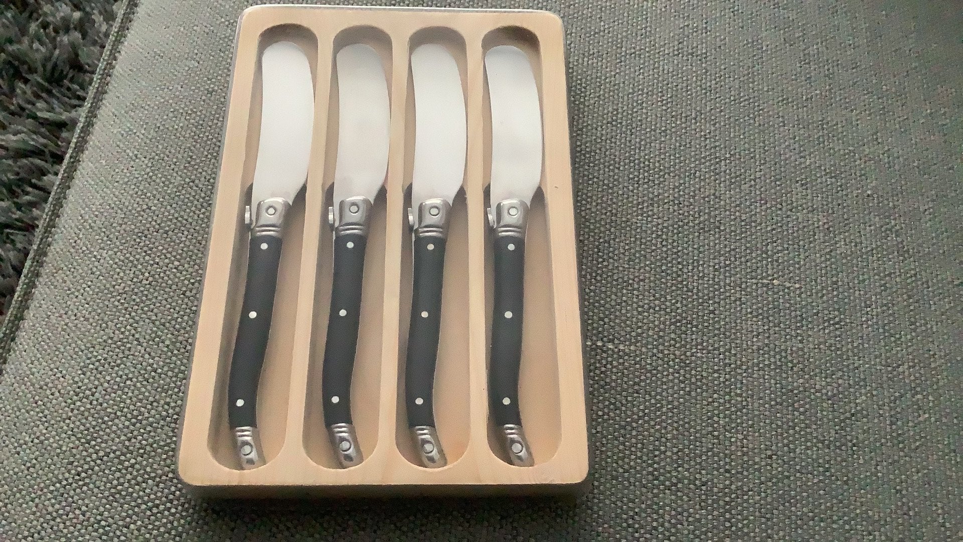 Laquiole set van 4 botermesjes, Ophalen of Verzenden, Zo goed als nieuw, Rvs of Chroom