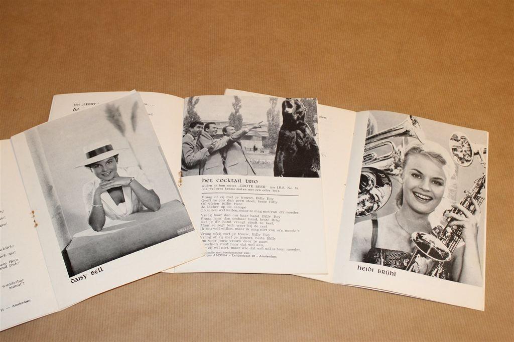 3x Juke Box Songs — Vintage Hitboekjes [1960-1961], Boeken, Muziek, Ophalen of Verzenden, Gelezen, Artiest