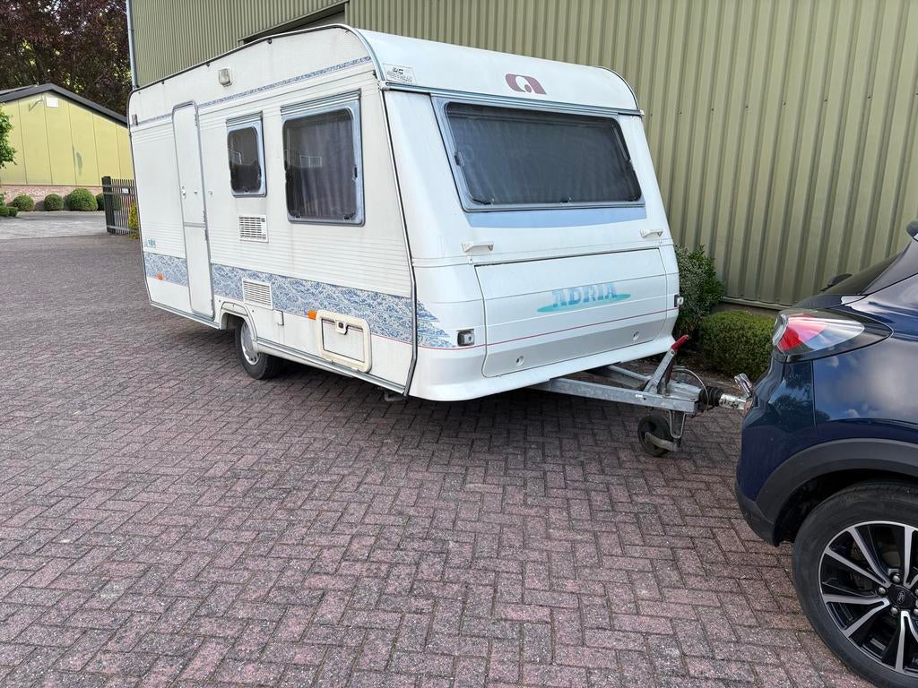 Compacte  met inventaris Adria  caravan met fietsenrek teab, Caravans en Kamperen, Caravans, Standaardzit, Omvormbare zithoek